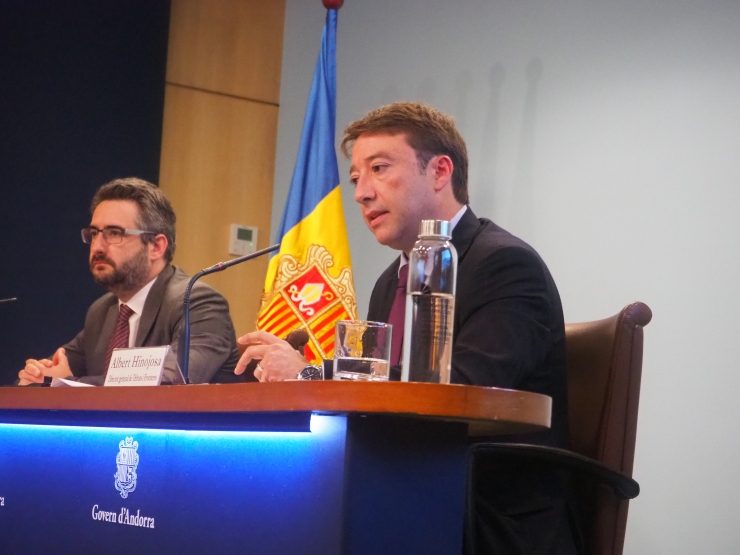 El ministre de Finances, Eric Jover, i el director general de Tributs i Fronteres, Albert Hinojosa, durant la roda de premsa d'aquest dilluns.